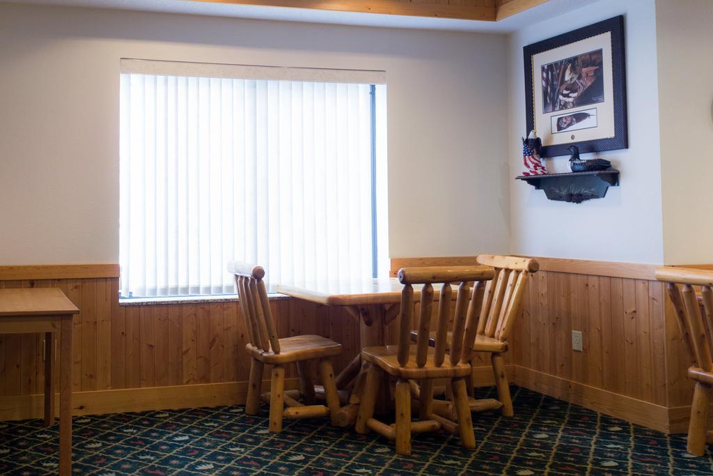 White Oak Inn And Suites Deer River Екстериор снимка