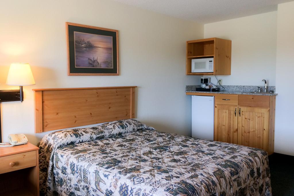 White Oak Inn And Suites Deer River Екстериор снимка