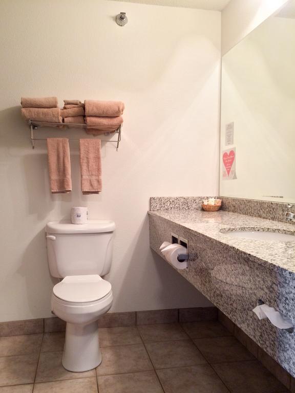 White Oak Inn And Suites Deer River Екстериор снимка