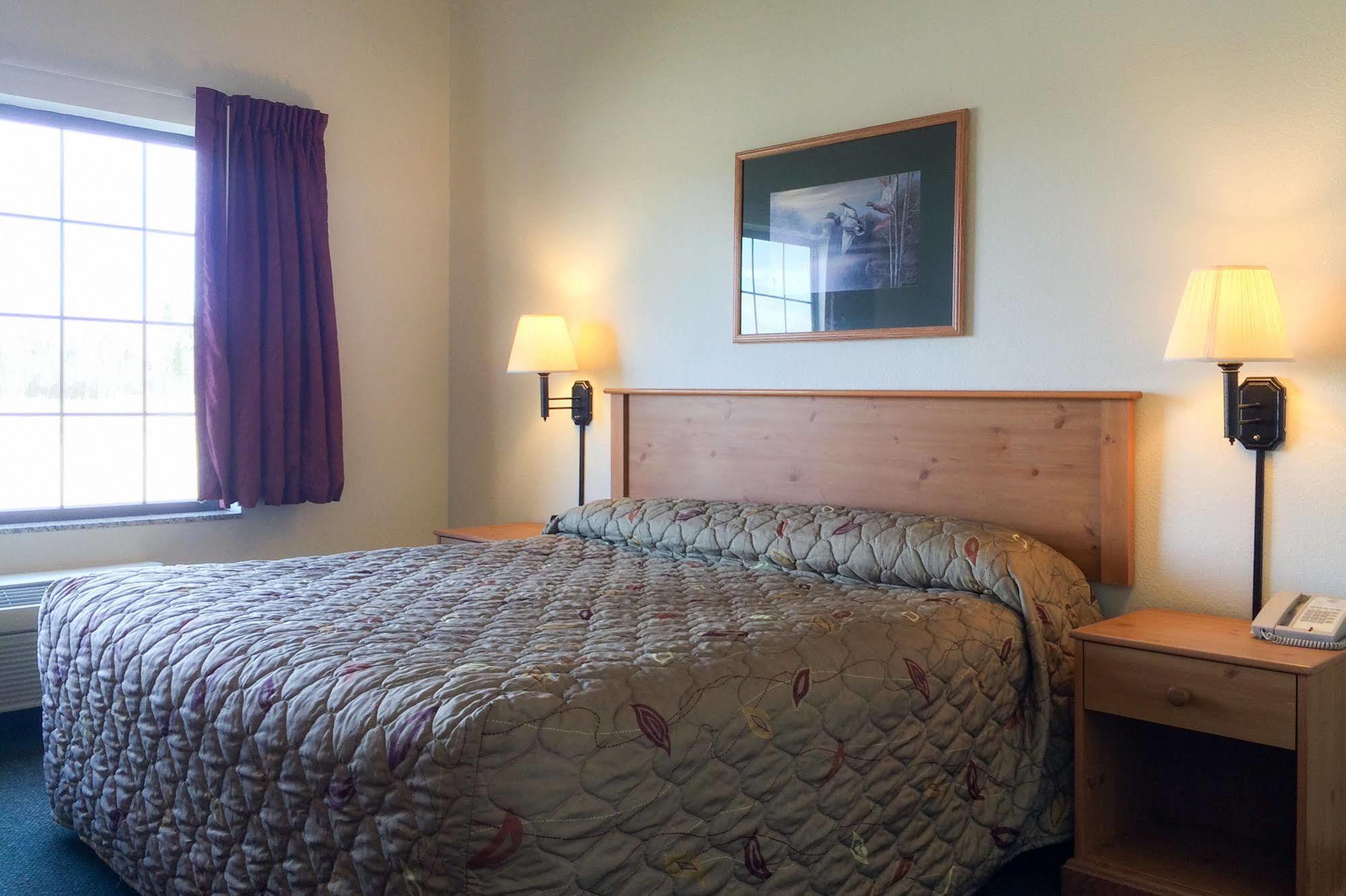 White Oak Inn And Suites Deer River Екстериор снимка