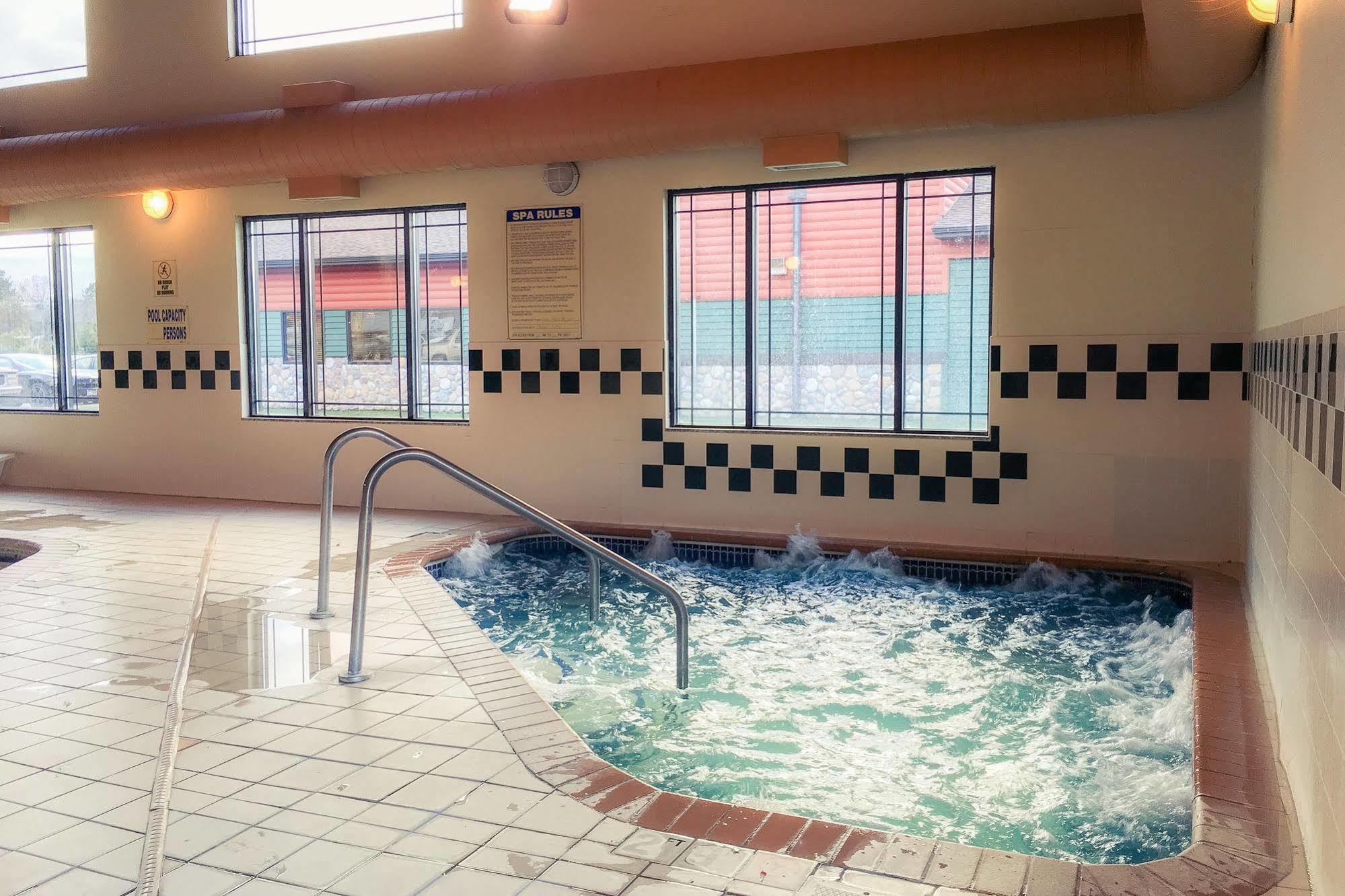 White Oak Inn And Suites Deer River Екстериор снимка