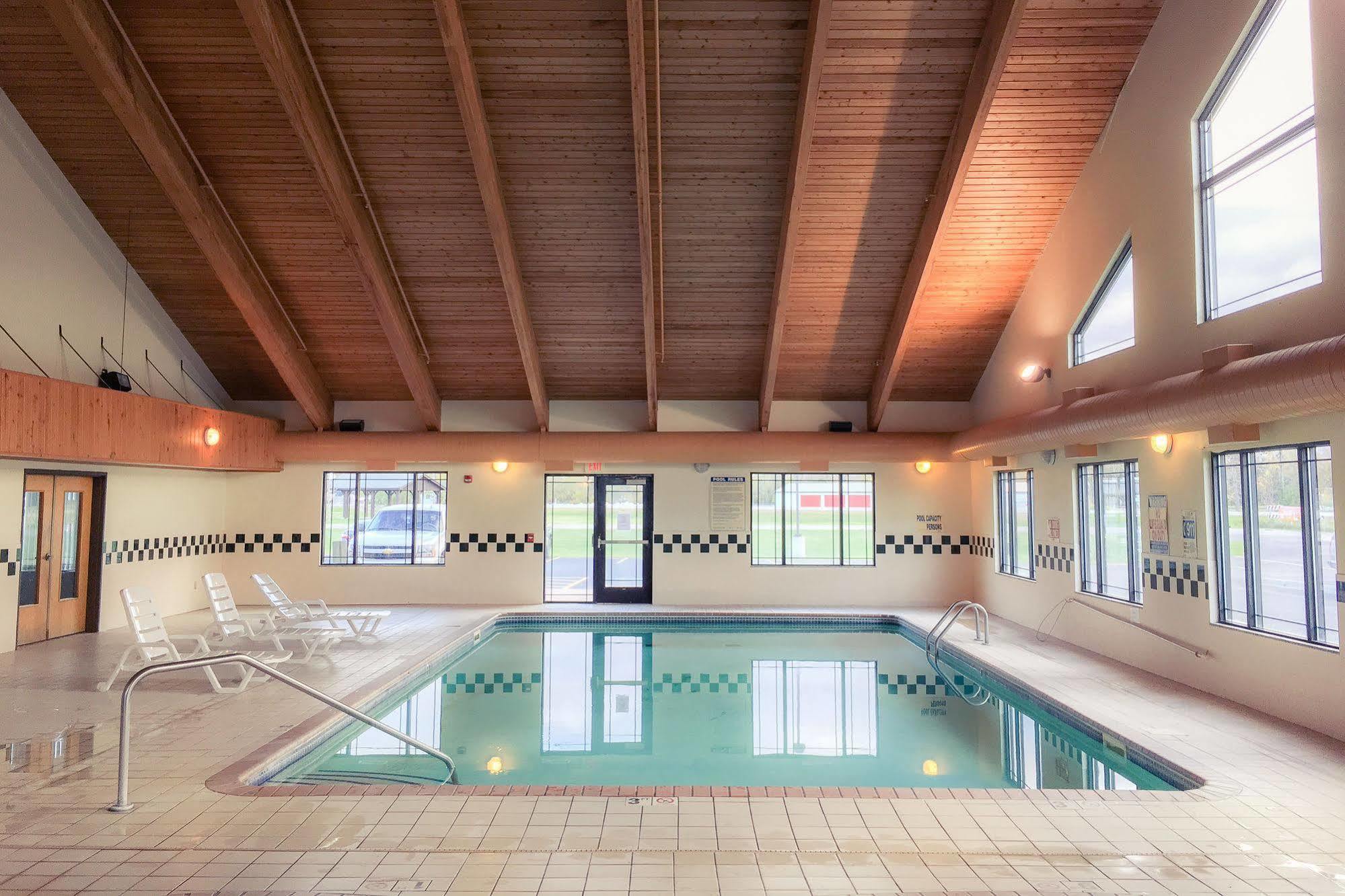 White Oak Inn And Suites Deer River Екстериор снимка