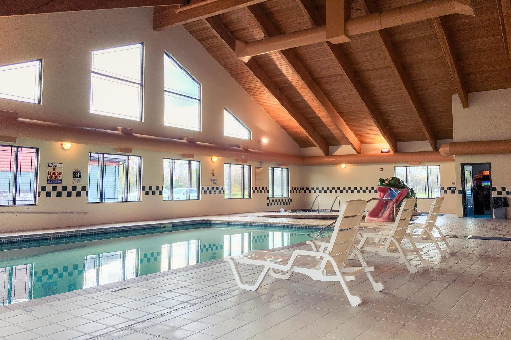 White Oak Inn And Suites Deer River Екстериор снимка